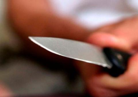 Jovem de 23 anos esfaqueia namorada no pescoço após suposta traição 