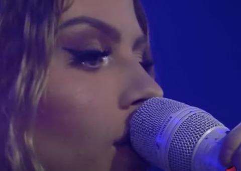 Luísa Sonza não aguenta e chora em live ao cantar música para Whindersson Nunes