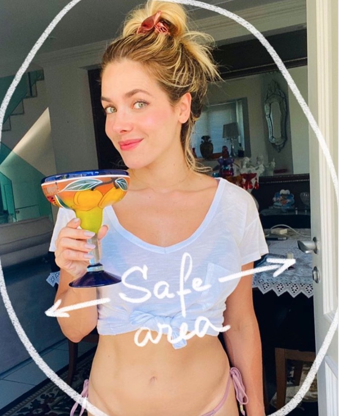 Monique Alfradique posa de biquíni e exibe barriga sarada 