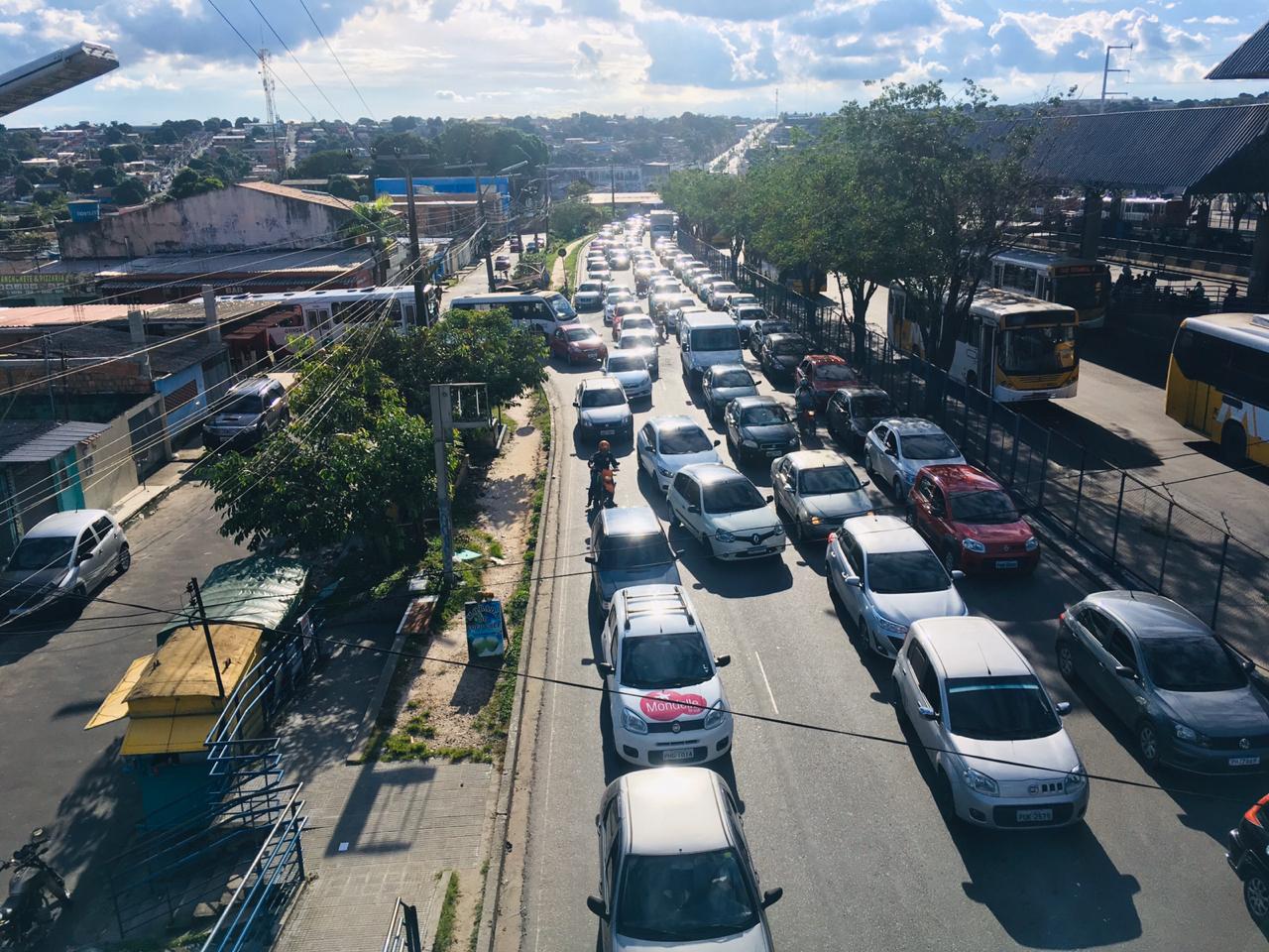 Em meio à pandemia, avenidas na zona Leste de Manaus registram trânsito intenso neste sábado 