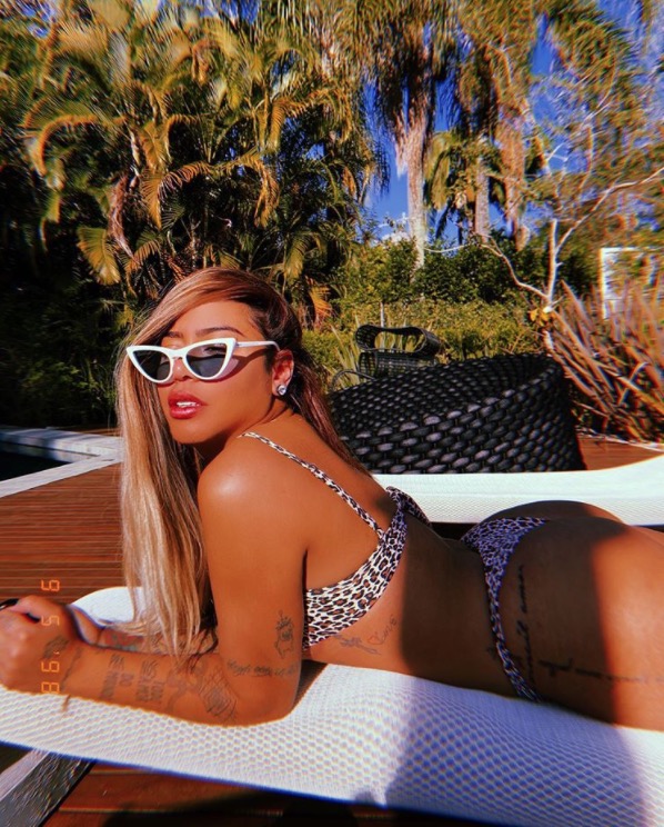 Rafaella Santos posa de fio dental e bumbum turbinado impressiona 