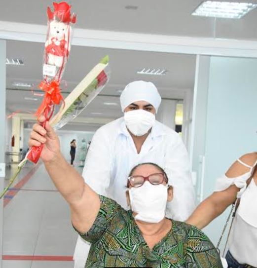 Dezessete pacientes curados da Covid-19 deixam o hospital de campanha em Manaus
