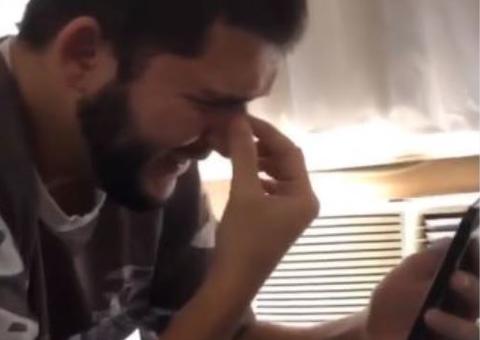 Apresentador do SBT chora ao descobrir que mãe venceu a Covid-19 no Dia das Mães