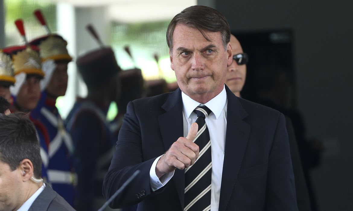 Questionado sobre impeachment, Bolsonaro informa dia que irá deixar o Governo