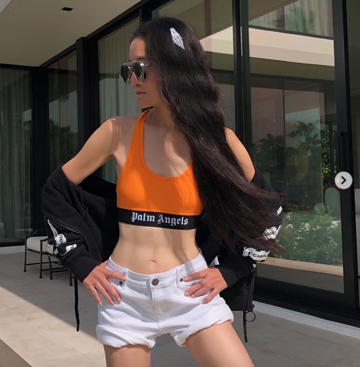 Aos 70 anos, estilista Vera Wang choca ao exibir barriga chapada