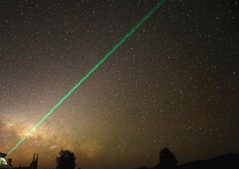 Pontos luminosos no céu causam pânico e internautas apontam OVNIs