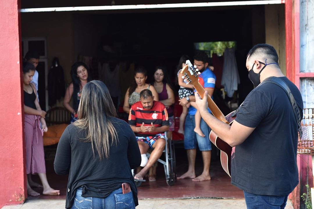 Igreja realiza oração em frente de residências em Manaus
