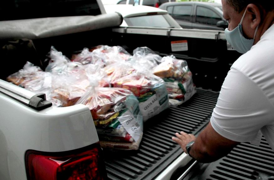 Famílias em vulnerabilidade são beneficiadas com entrega de cestas básicas em Manaus