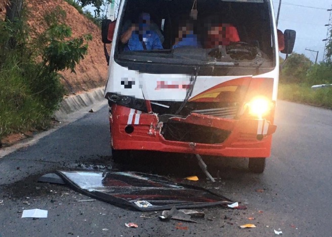 Em Manaus, micro-ônibus e rota de trabalhadores se chocam no meio de avenida