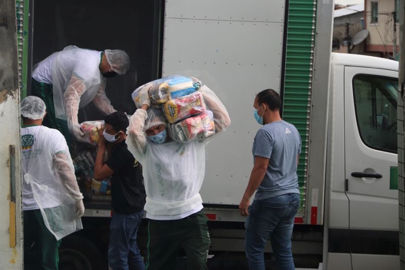 Campanha do Mesa Brasil e Sesc distribui 3 mil cestas básicas em Manaus