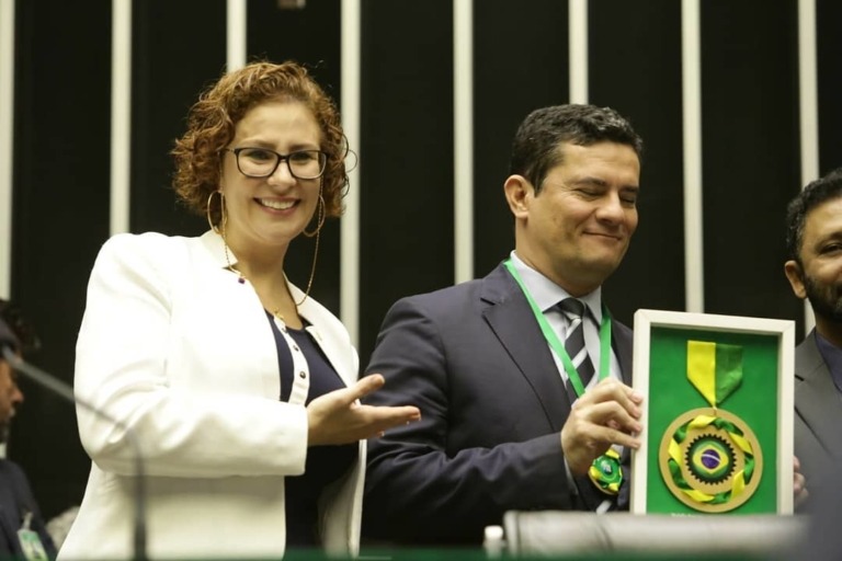 Carla Zambelli teria proposto a Moro acertar com Bolsonaro vaga no STF: 'vai cair se o sr. sair'