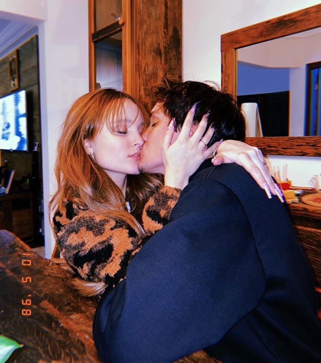 Passando quarentena com namorado, Larissa Manoela se declara com foto quente