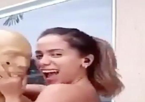 Anitta se 'esfrega' e pulsa bumbum em boneco usando fio-dental