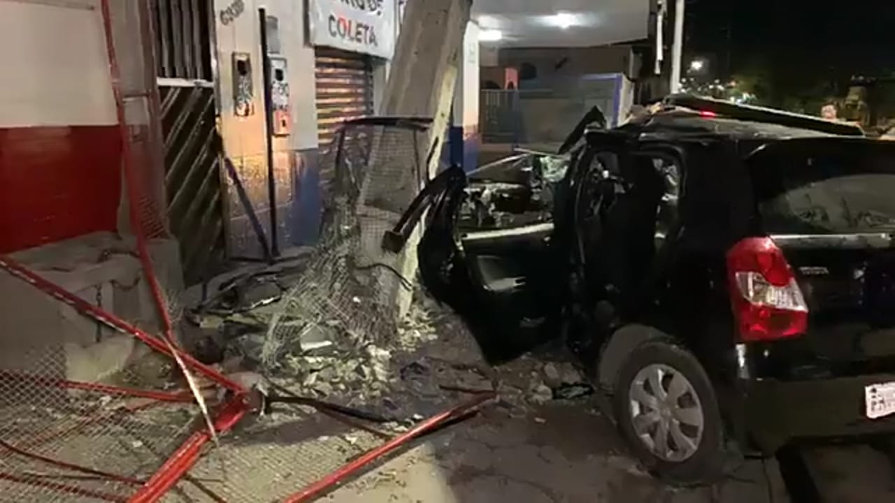 Homem é retirado às pressas de carro destruído após arrastar poste em Manaus
