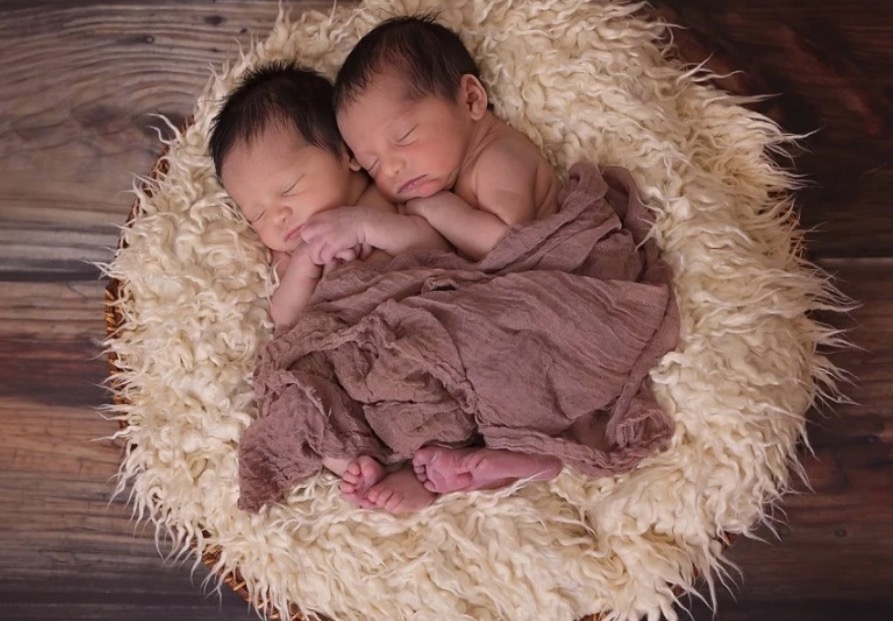 Homem se choca ao descobrir que é pai apenas de um dos gêmeos da esposa