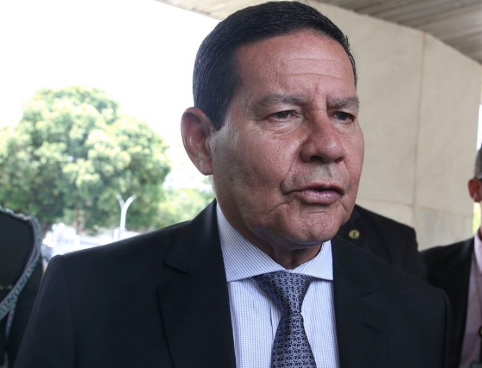 Mourão se isola e faz teste de coronavírus após ter contato com funcionário infectado