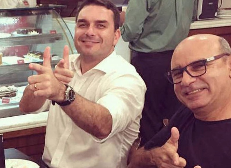 Flávio Bolsonaro rebate acusação de que foi informado por delegado da PF sobre operação que expôs Queiroz