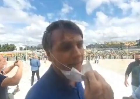 Bolsonaro leva ministros a manifestação em seu apoio em frente ao Palácio do Planalto