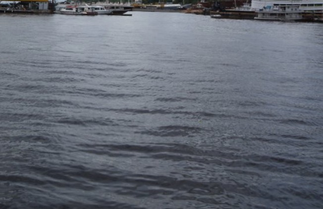 Corpo de venezuelano é encontrado boiando em porto de Manaus