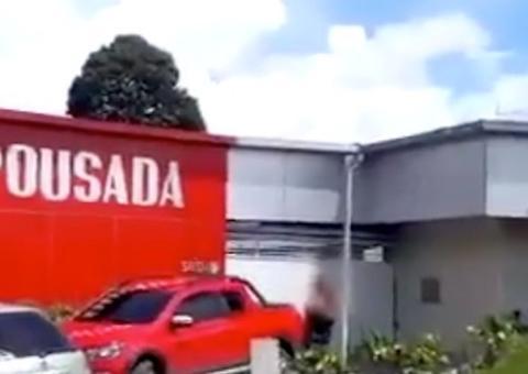 Mulher traída encurrala marido em porta de pousada em Manaus; Veja vídeo