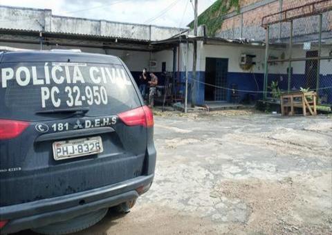 Funcionário segue rastro de sangue e encontra vigilante morto dentro de banheiro em Manaus