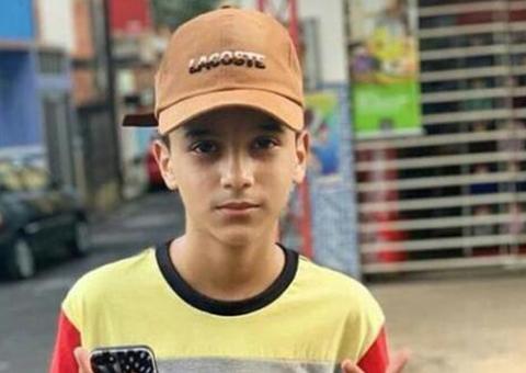 Moradores realizam carreata para se despedir de menino vítima de tiroteio na Compensa 