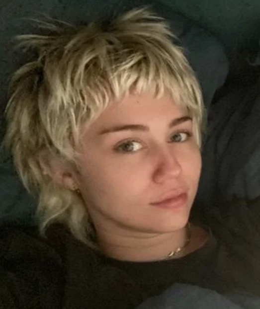 Durante quarentena, Miley Cyrus corta próprio cabelo em casa e fica surpresa com resultado