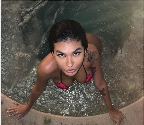 Com bumbum empinado, Pocah arranca suspiros na web