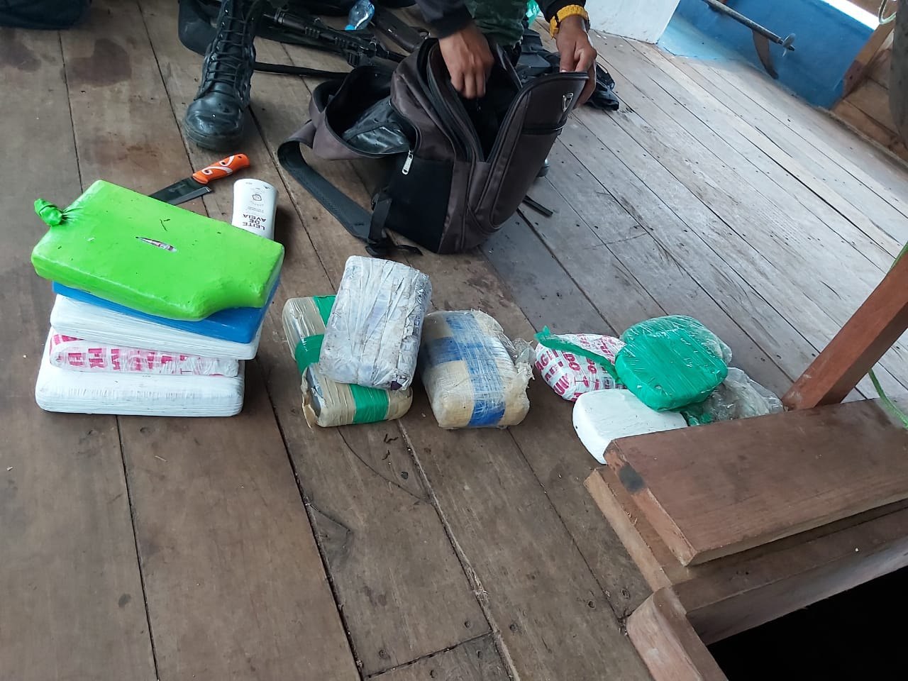 Polícia apreende lanchas, drogas e armas em operação contra piratas de rios no Amazonas 