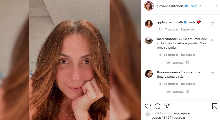 Giovanna Antonelli fala sobre cabelos brancos e seguidor reage: 'Assume que tá velha'