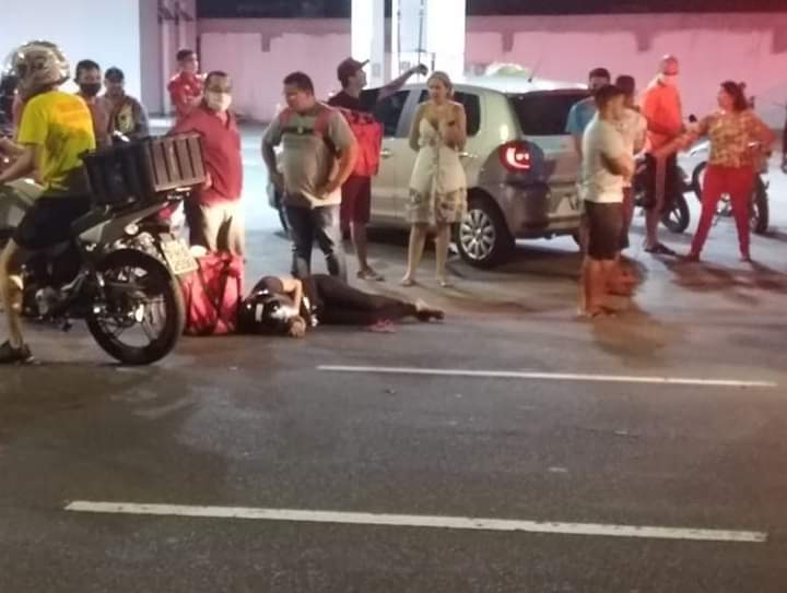 Em Manaus, casal de entregadores fica ferido ao ser atropelado por carro em avenida
