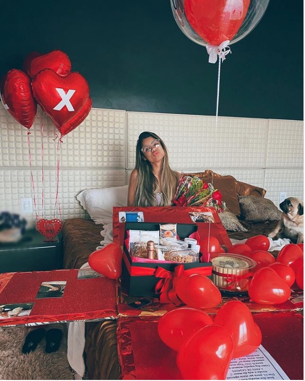 Lexa ganha surpresa na cama de MC Guimê