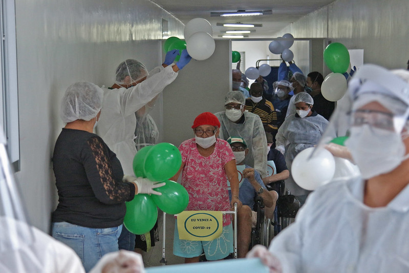Seis idosos da Fundação Doutor Thomas curados da Covid-19 recebem alta 
