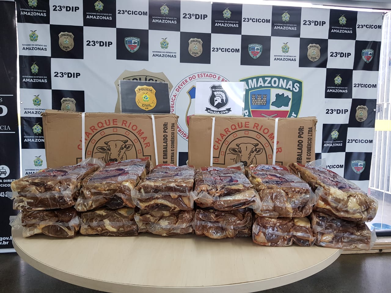 Casal é preso suspeito de furtar supermercado em Manaus 