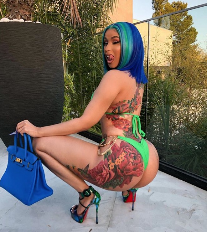 Cardi B dá agachada de fio-dental e atualiza definição de bumbum gigante