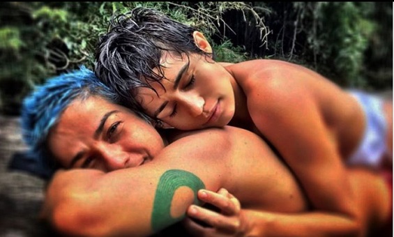 De topless, atriz Nanda Costa se declara para namorada: 'meu lugar preferido no mundo'