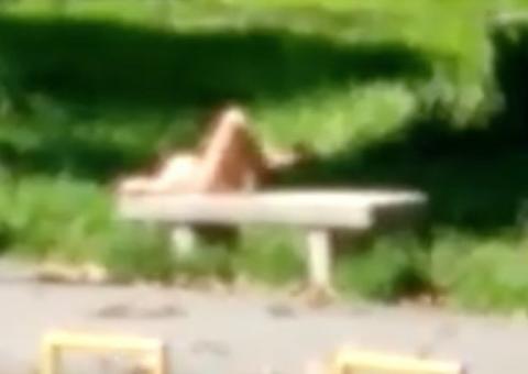 Nua, mulher é flagrada 'tomando sol' no CSU do Parque 10; Veja vídeo 