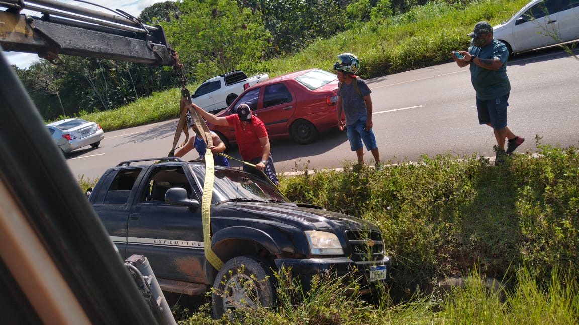Homem dorme ao volante e despenca em vala na rodovia AM-070