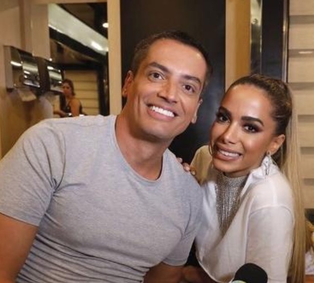 Leo Dias cumpre ameaça e expõe prints comprometedores de Anitta 