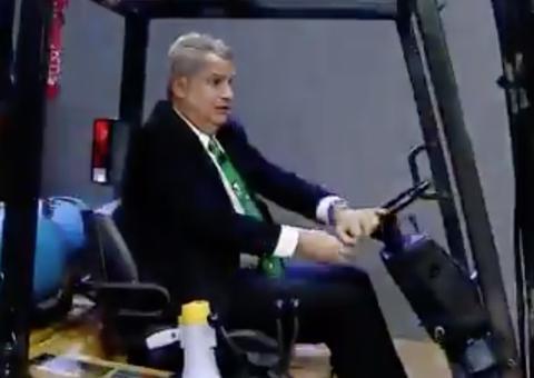 Sikêra Jr chega de empilhadeira e invade estúdio ao retornar para TV; Vídeo