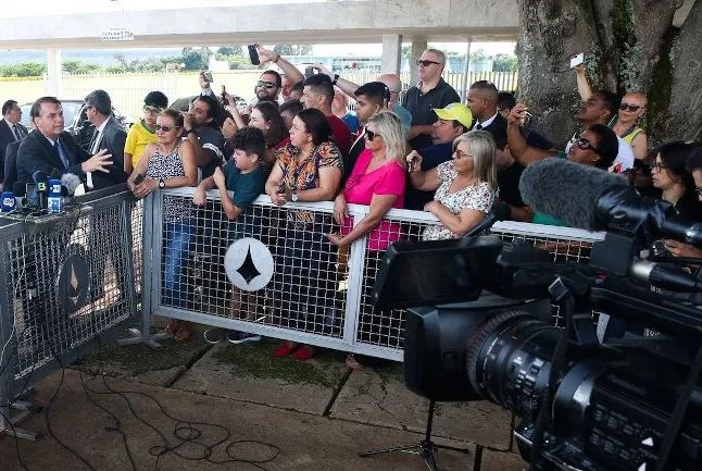 Jornalistas do Grupo Globo deixam plantão no Alvorada por falta de segurança