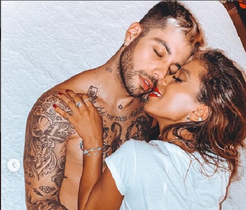 Em meio à polêmica, Anitta assume namorado e internauta ataca: 'essa coca é fanta'