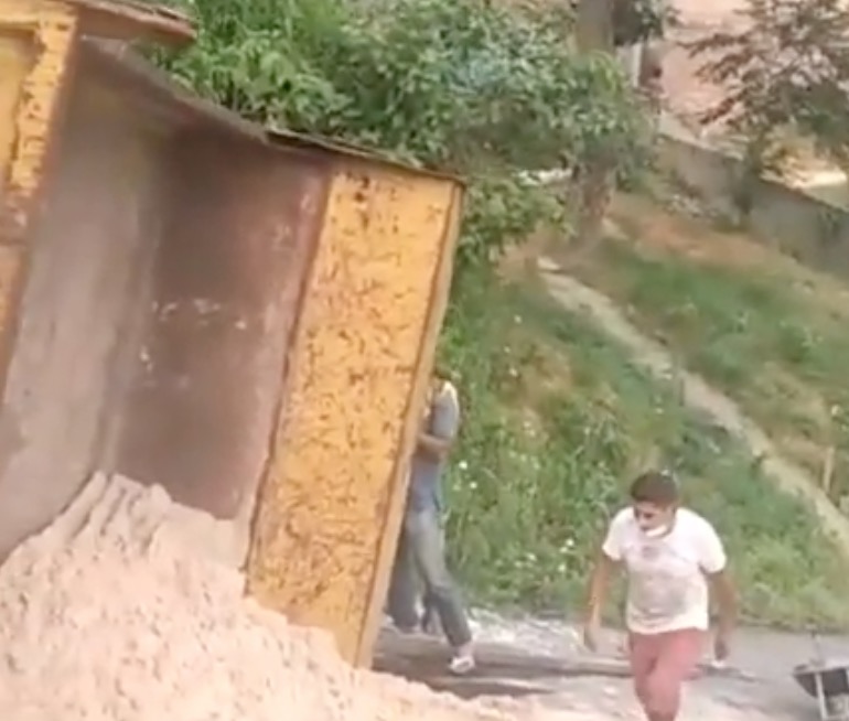 Carregada de areia, caçamba derrapa e tomba em ladeira em Manaus