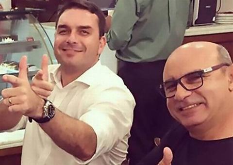 Ao rebater Witzel, Flávio Bolsonaro chama Queiroz de 'cara correto, trabalhador'