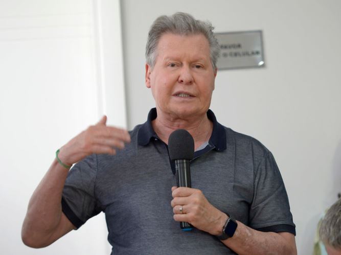 ‘Não vamos criar uma falsa ilusão’, diz prefeito de Manaus sobre reabertura do comércio 