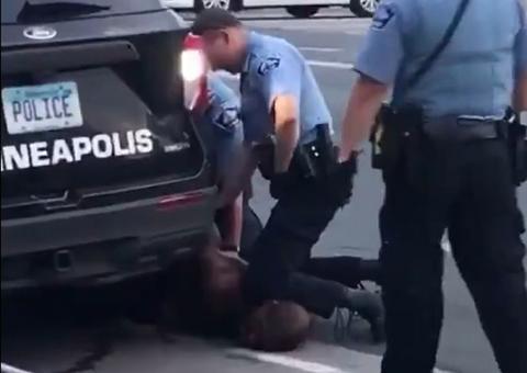 Policial se ajoelha em pescoço de homem e provoca morte por asfixia 