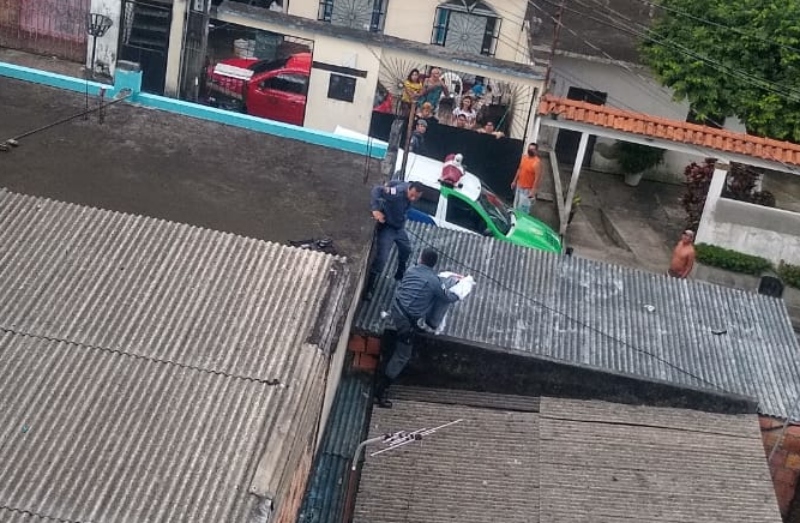 Vizinho conta detalhes de como descobriu recém-nascida jogada sobre telhado de casa em Manaus