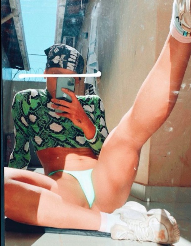 Pabllo Vittar choca internautas ao posar arreganhada de fio dental