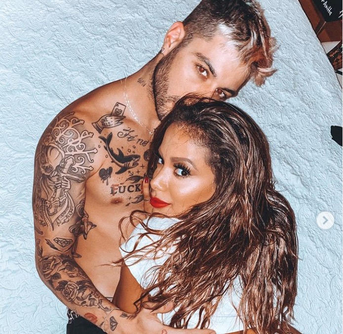 Anitta abre as pernas em vídeo e reação de Gui Araújo chama atenção