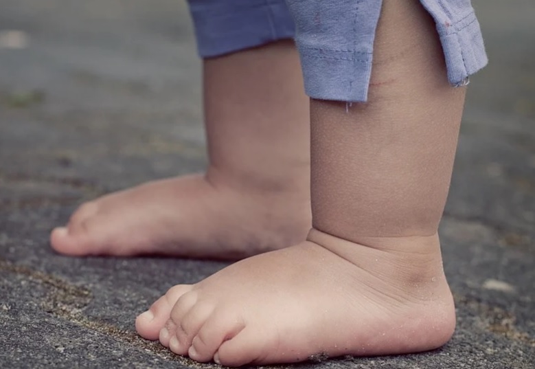 Assaltante dá socos em menino de 2 anos ao roubar celular 